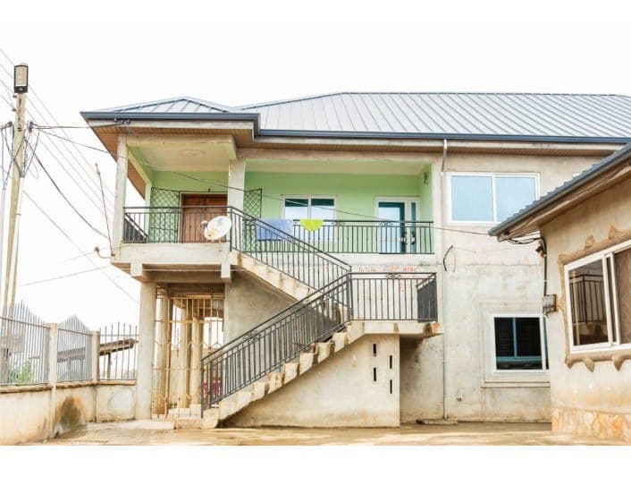 6 Bedroom Storey building photo 2