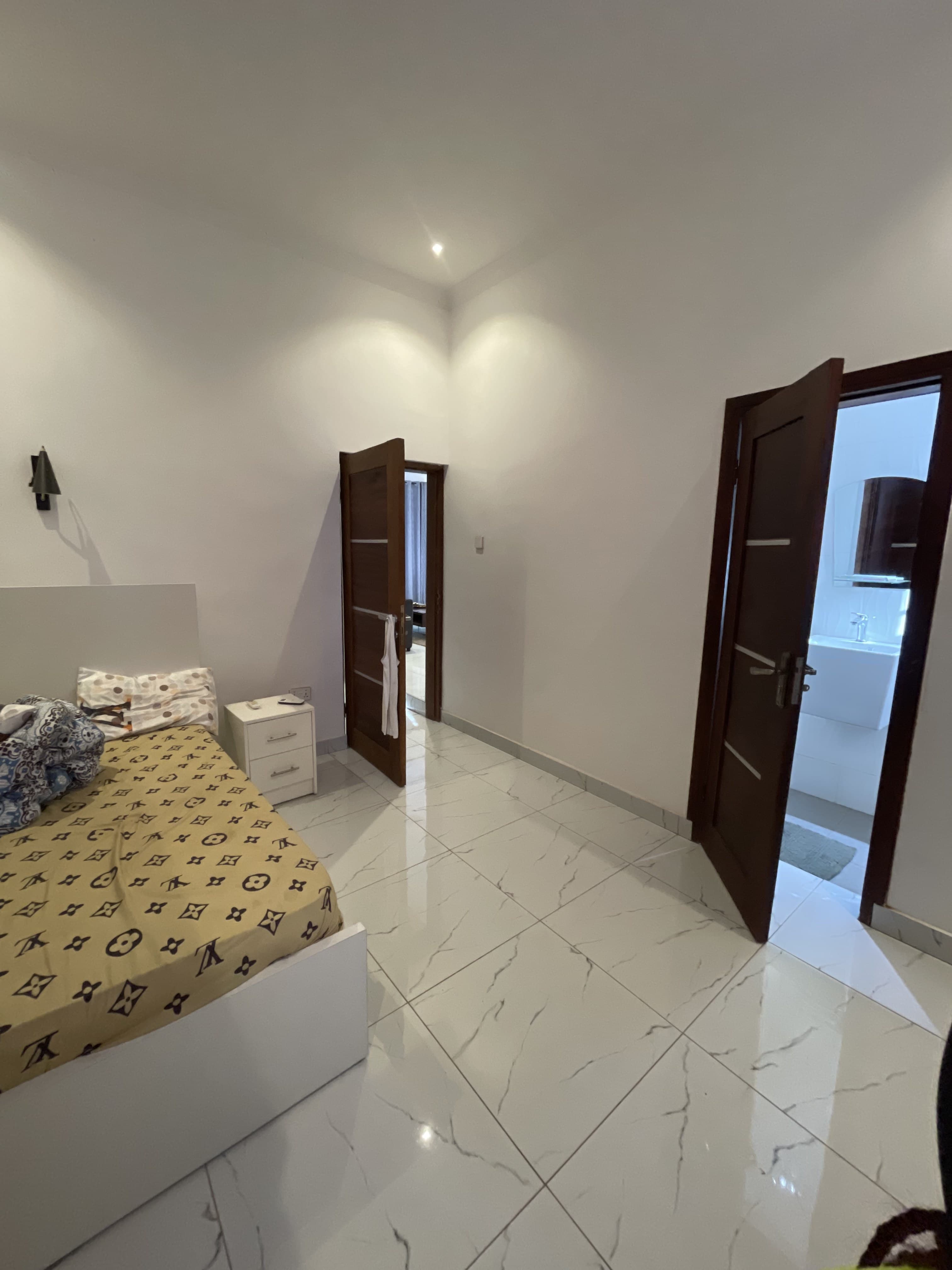 Fully furnished 2 bedrooms (2 unit) with 3 shops photo 3