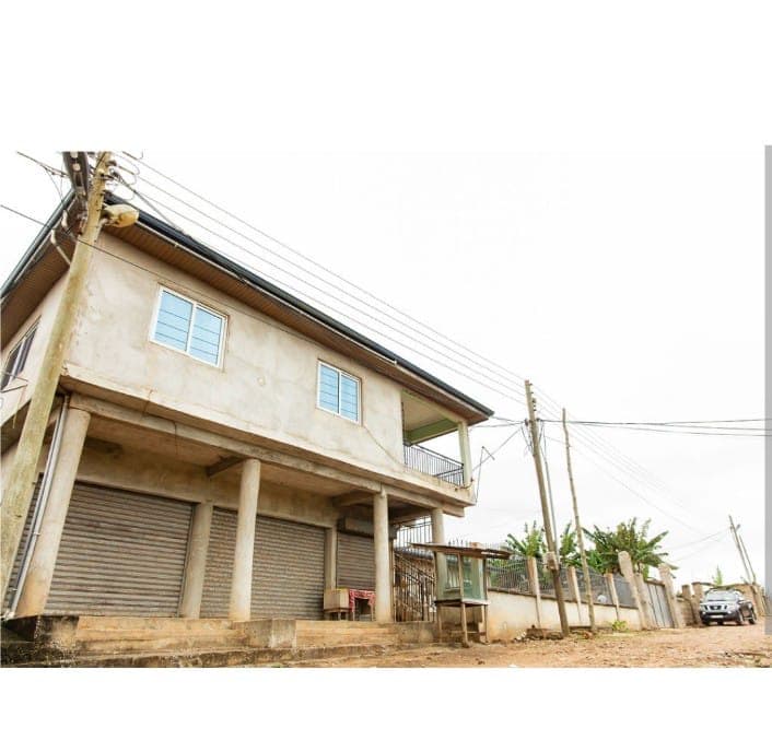 6 Bedroom Storey building photo 3