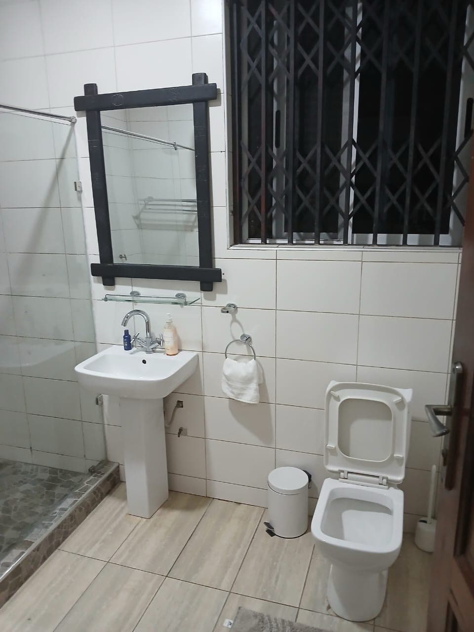 Elegant 3 Master Bedroom House in Gated Community – Adjiringanor photo 4