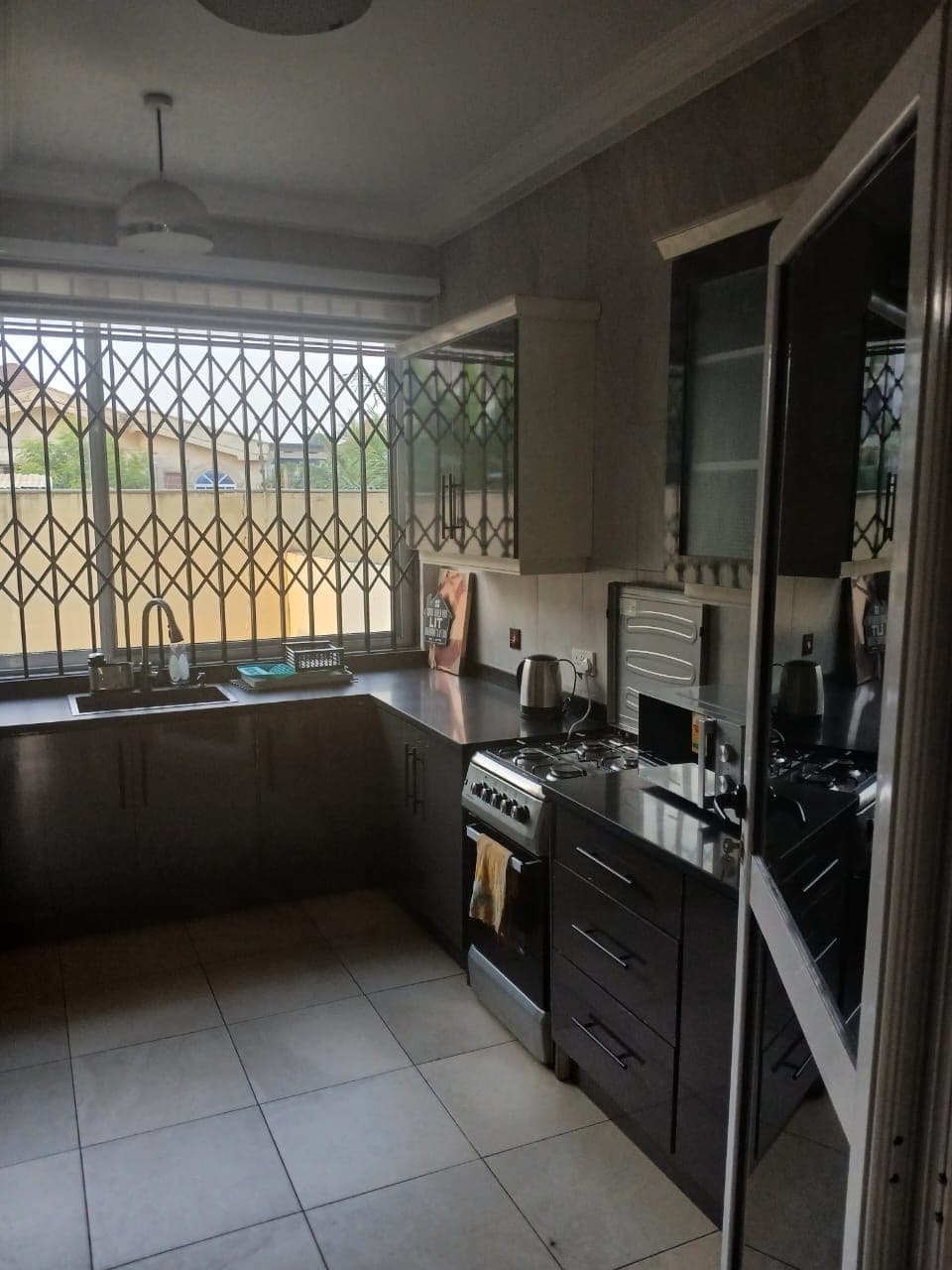 Elegant 3 Master Bedroom House in Gated Community – Adjiringanor photo 3