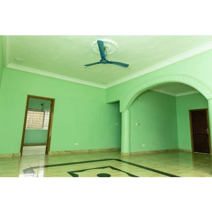 6 Bedroom Storey building photo 5